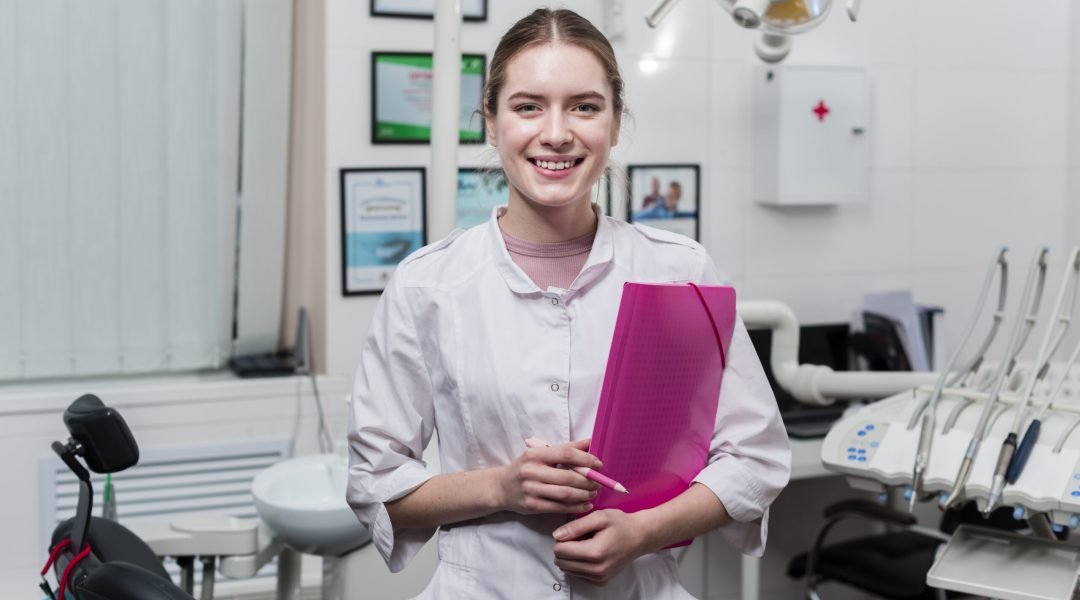 portrait-smiley-dentist-clinic